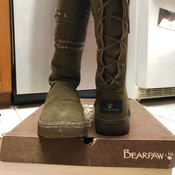 Bearpaw suede winter boots. Lace up back. Super warm and comfortable. Size 6 - Picture 2 of 7